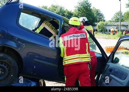 Ebersbach - Einsatzkräfte trainieren den Ernstfall 09.06.2024 Ebersbach, Landkreis Görlitz Fotograf: LausitzNews.de/ Niclas Bittrich nach monatelanger Planung war es am Samstag nun soweit. Eine gemeinsame Übung von Feuerwehr, THW und Falck organisiert von der FFW Schöpstal. Szenario war ein schwerer Verkehrsunfall mit 4 verletzten, einer davon bereits verstorben. Innerhalb des Szenarios galt es zwei schwer verletzte Patienten die sich noch in den Autos befanden, zu befreit. Sowohl Feuerwehr als auch THW setzen hydraulische Rettungsgeräte ein um die Insassen zu befreien Stockfoto