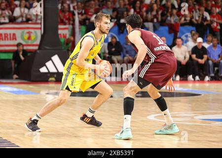 ZWEIKAMPF zwischen Malte Delow (ALBA Berlin, #6) und Leandro Bolmaro (Bayern Basketball, #10). GER, FC Bayern Basketball vs. Alba Berlin, Basketball, 1.Bundesliga, Playoffs, Finale Spiel 2, Saison 2023/2024, 10.06.2024, Foto: Eibner-Pressefoto/Marcel Engelbrecht Stockfoto