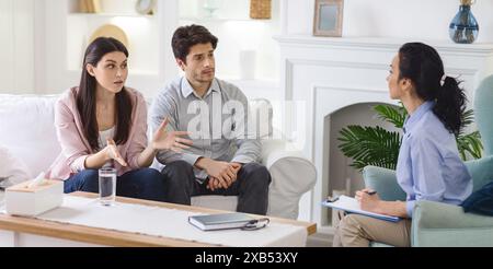 Junge Paare bei Familientherapie mit Psychologin Stockfoto