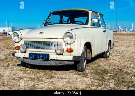 Trabant on Tour Ein Gebäude der Deutschen Demokratischen Republik / DDR, Vintage Trabant Build 1971 fährt um den Hafen von Rotterdam auf einem sonnigen Rotterdam, Niederlande. Samstagnachmittag. Rotterdam Maasvlakte Zuid-Holland Nederland Copyright: XGuidoxKoppesxPhotox Stockfoto