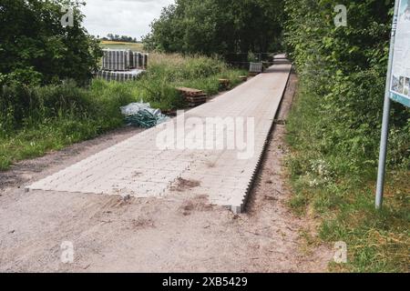 Ein neuer Weg wird mit Pflastersteinen gebaut Stockfoto