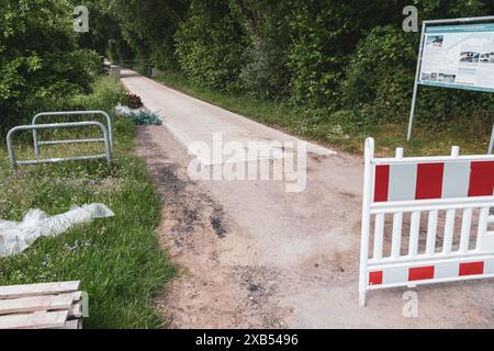 Ein neuer Weg wird mit Pflastersteinen gebaut Stockfoto