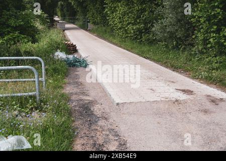 Ein neuer Weg wird mit Pflastersteinen gebaut Stockfoto