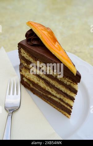 Dobos Torta-Kuchen mit Buttercreme und Karamell im ungarischen Stil Stockfoto