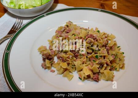 Schinkenfleckerl Pasta oder österreichischer Schinken-Nudeln-Auflauf mit grünem Salat Stockfoto