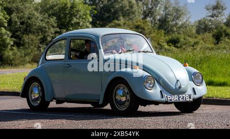 Stony Stratford, UK - 2. Juni 2024: 1970 blauer Volkswagen Beetle Oldtimer fährt auf einer britischen Landstraße Stockfoto