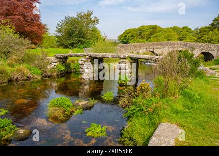 Die Klatschbrücke aus dem 13. Jahrhundert und die neue Brücke, die 1780Õs in der Postbridge auf Dartmoor Devon erbaut wurde Stockfoto