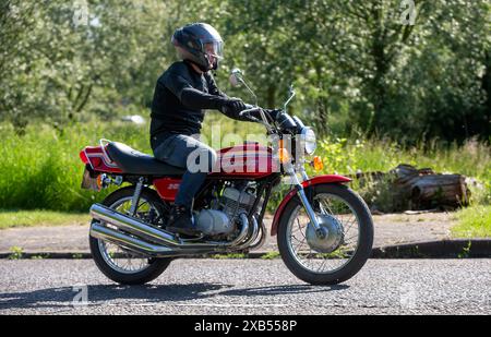 Stony Stratford, UK - 2. Juni 2024: 1972 kastanienbraunes Kawasaki S2 Motorrad auf einer britischen Landstraße Stockfoto