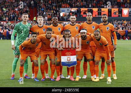 Rotterdam, Niederlande. Juni 2024. ROTTERDAM - (oberste Reihe l-r) holländischer Torhüter Bart Verbruggen , Tijjani Reijnders aus Holland, Denzel Dumfries aus Holland, Stefan de Vrij aus Holland, Virgil van Dijk aus Holland, Cody Gakpo aus Holland, Tijjani Reijnders aus Holland, Joey Veerman aus Holland, Nathan Ake aus Holland, Memphis Depay of Holland, Xavi Simons of Holland während des Freundschaftsspiels zwischen den Niederlanden und Island im Feyenoord Stadium de Kuip am 10. Juni 2024 in Rotterdam, Niederlande. ANP MAURICE VAN STEEN Credit: ANP/Alamy Live News Stockfoto