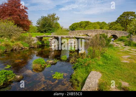 Die Klatschbrücke aus dem 13. Jahrhundert und die neue Brücke, die 1780Õs in der Postbridge auf Dartmoor Devon erbaut wurde Stockfoto