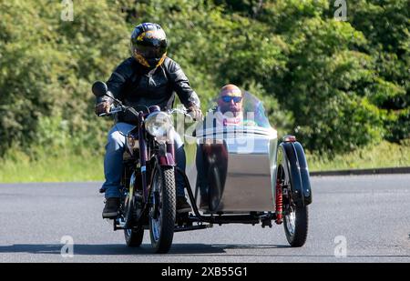 Stony Stratford, Großbritannien - 2. Juni 2024:1955 klassisches Ariel-Motorrad und Beiwagen auf einer britischen Landstraße Stockfoto