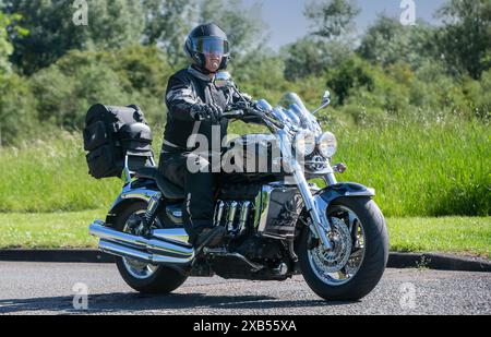 Stony Stratford, UK - 2. Juni 2024: 2007 Triumph Rocket III Motorrad auf einer britischen Landstraße Stockfoto