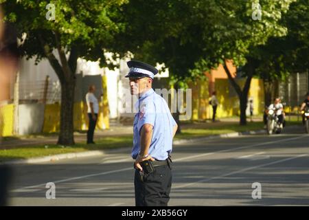 Ein Polizist steht auf der Straße während einer Parade von Motorradfahrern beim 24. Motorradtreffen. Porträt eines diensthabenden Streifenpolizisten. Stockfoto