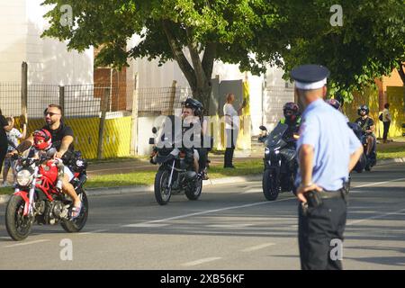 Fragment der Motorradparade beim 24. Motorradtreffen. Die Figur eines Polizisten, der die Bewegung und die Menschen überwacht Stockfoto