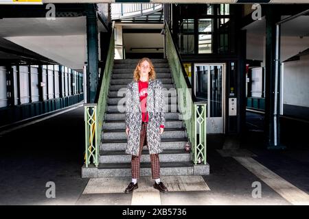 Lucas V / Leonard W junger Erwachsener, männlicher Musikschüler an der Treppe einer S-Bahn-Station während seiner Spaziergänge durch die Stadt. Berlin, Deutschland. MRYES Berlin S-Bahn / U-Bahn Station Berlin Deutschland Copyright: XGuidoxKoppesxPhotox Stockfoto