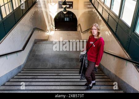 Lucas V / Leonard W junger Erwachsener, männlicher Musikschüler an der Treppe einer S-Bahn-Station während seiner Spaziergänge durch die Stadt. Berlin, Deutschland. MRYES Berlin S-Bahn / U-Bahn Station Berlin Deutschland Copyright: XGuidoxKoppesxPhotox Stockfoto