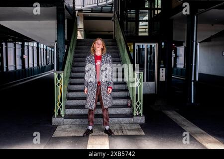 Lucas V / Leonard W junger Erwachsener, männlicher Musikschüler an der Treppe einer S-Bahn-Station während seiner Spaziergänge durch die Stadt. Berlin, Deutschland. MRYES Berlin S-Bahn / U-Bahn Station Berlin Deutschland Copyright: XGuidoxKoppesxPhotox Stockfoto