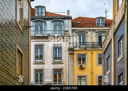 Architektur von Außenmauern und Fassaden in der Altstadt der Stadt, Lissabon, Portugal Stockfoto