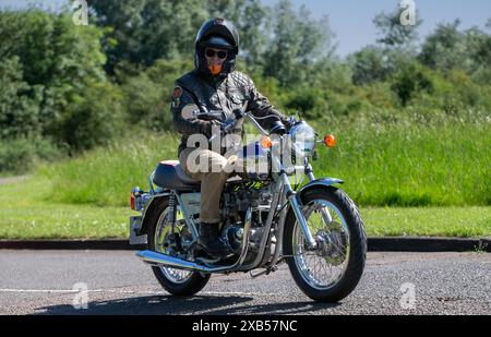 Stony Stratford, UK - 2. Juni 2024: 1976 klassisches Triumph Bonneville 750 Motorrad auf einer britischen Landstraße Stockfoto