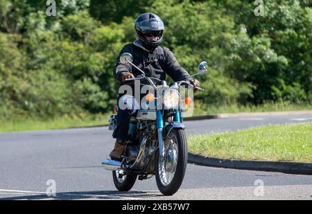 Stony Stratford, Großbritannien - 2. Juni 2024: Honda CB350 Motorrad 1970 auf einer britischen Landstraße Stockfoto