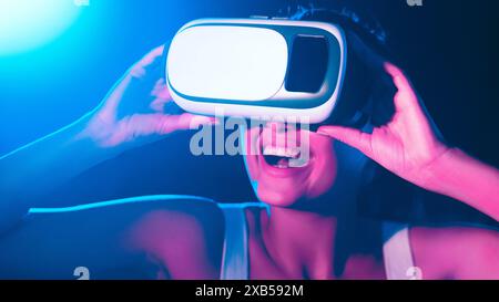 Großaufnahme einer Frau mit Virtual Reality Headset Stockfoto