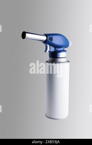 Gasbrenner auf einer Dose. Nahaufnahme. Isoliert auf grauem Hintergrund. Stockfoto