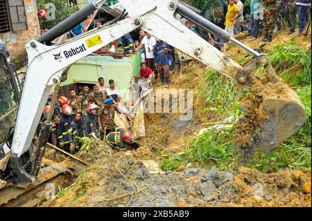 Sylhet, Bangladesch. Juni 2024. Armee, Feuerwehr und Polizei führen Rettungseinsätze durch, um Menschen zu retten, die unterirdisch gefangen waren. Drei Menschen sterben nach einem Erdrutsch aufgrund von anhaltenden Regenfällen im Wohngebiet Chamelibagh von Majortila in Ward Nr. 35 der Stadtgesellschaft Sylhet. Am 10. Juni 2024 in Sylhet, Bangladesch (Foto: MD Rafayat Haque Khan/Eyepix Group/SIPA USA) Credit: SIPA USA/Alamy Live News Stockfoto