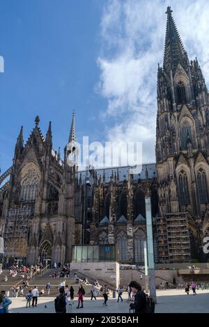 Köln, Deutschland - 22. Mai 2024 : Panoramablick auf den beeindruckenden Dom St. Peter in Köln Stockfoto