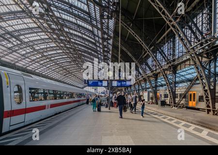 Köln, Deutschland - 22. Mai 2024 : Blick auf Menschen, die am Kölner Hauptbahnhof auf den ICE-Zug steigen und aus ihm steigen Stockfoto