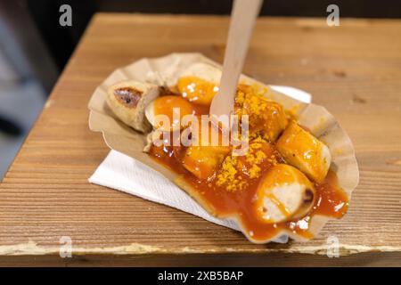 Blick auf die weltberühmte Currywurst, eine gebratene Schweinefleisch-Wurst mit Curry-Ketchup Stockfoto