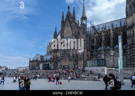 Köln, Deutschland - 22. Mai 2024 : Panoramablick auf den beeindruckenden Dom St. Peter in Köln Stockfoto