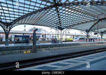 Köln, Deutschland - 22. Mai 2024 : Blick auf einen ICE-Zug, der am Kölner Hauptbahnhof ankommt Stockfoto