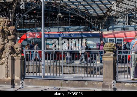 Köln, Deutschland - 22. Mai 2024 : Blick auf Menschen, die auf einen Zug warten, am überfüllten Hauptbahnhof Köln Stockfoto