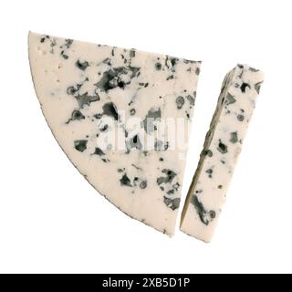 Käse mit blauer Schimmel isoliert auf weißem Hintergrund mit Schneideweg, Käsestücke mit Schimmel Stockfoto