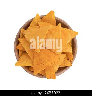 mexikanischer Mais-Nachos-Chip isoliert auf weißem Hintergrund mit Schneidepfad, Maischips in Holzschale, Salzsnack Stockfoto
