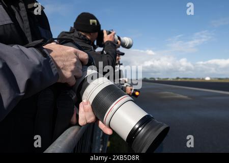 Enthusiasten haben ihre Kamera bereit, während des NATO Tiger Meet Spoters Day 2 in Schleswig ab, Jagel, Deutschland, 10. Juni 2024 (Foto: Cody Froggatt/News Images) Stockfoto