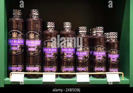 Riga Black Balsam, das traditionelle lettische Nationalgetränk, hergestellt nach einem geheimen Rezept und ein Kräuterlikör mit natürlichen Zutaten. Stockfoto