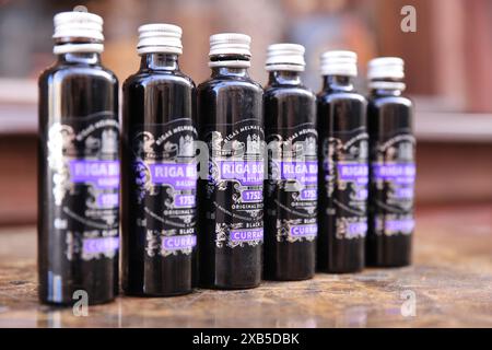 Riga Black Balsam, das traditionelle lettische Nationalgetränk, hergestellt nach einem geheimen Rezept und ein Kräuterlikör mit natürlichen Zutaten. Stockfoto