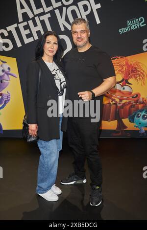 Imad Mardnli mit Ehefrau Samia Mardnli - Kinopremiere von allen STEHT KOPF 2 im Kino der Kulturbrauerei in Berlin am 10.06.2024. Premiere alles STEHT KOPF 2 *** Imad Mardnli mit seiner Frau Samia Mardnli Kinopremiere von alles STEHT KOPF 2 in der Kulturbrauerei Berlin am 10 06 2024 Premiere alles STEHT KOPF 2 Stockfoto