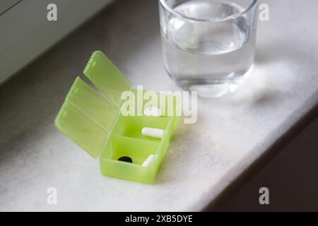 Pille Box mit verschiedenen Pillen und Ergänzung, Pillen Organizer Stockfoto