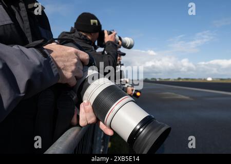 Enthusiasten halten ihre Kamera bereit, während des NATO Tiger Meet Spoters Day 2 in Schleswig ab, Jagel, Deutschland. Juni 2024. (Foto: Cody Froggatt/News Images) in Jagel, Deutschland am 6.10.2024. (Foto: Cody Froggatt/News Images/SIPA USA) Credit: SIPA USA/Alamy Live News Stockfoto