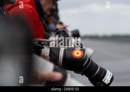 Enthusiasten halten ihre Kamera bereit, während des NATO Tiger Meet Spoters Day 2 in Schleswig ab, Jagel, Deutschland. Juni 2024. (Foto: Cody Froggatt/News Images) in Jagel, Deutschland am 6.10.2024. (Foto: Cody Froggatt/News Images/SIPA USA) Credit: SIPA USA/Alamy Live News Stockfoto