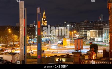 Old Haymarket und der Eingang zum Queensway Mersey Tunnel, Liverpool. Aufnahme am 25. November 2024. Stockfoto