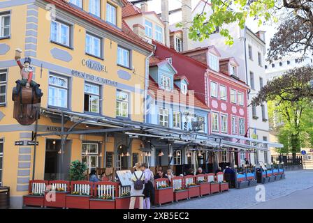 Hübsche Jauniela Straße in der Altstadt von Riga mit den beliebten Dom Restaurants in Lettland, Baltikum. Stockfoto