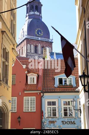 Hübsche Jauniela Straße in der Altstadt von Riga mit den beliebten Dom Restaurants in Lettland, Baltikum. Stockfoto