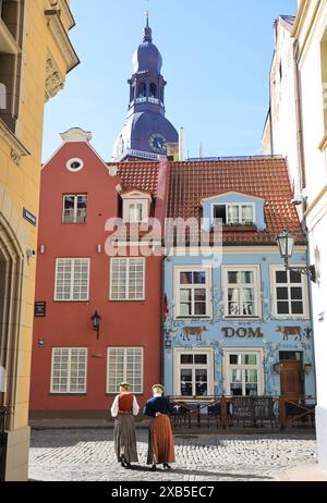 Hübsche Jauniela Straße in der Altstadt von Riga mit den beliebten Dom Restaurants in Lettland, Baltikum. Stockfoto