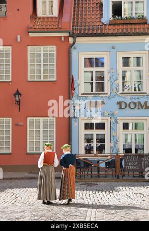 Hübsche Jauniela Straße in der Altstadt von Riga mit den beliebten Dom Restaurants in Lettland, Baltikum. Stockfoto