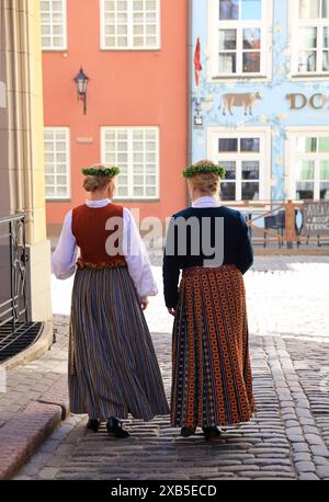 Hübsche Jauniela Straße in der Altstadt von Riga mit den beliebten Dom Restaurants in Lettland, Baltikum. Stockfoto