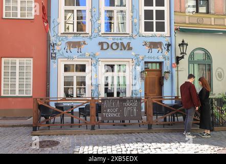 Hübsche Jauniela Straße in der Altstadt von Riga mit den beliebten Dom Restaurants in Lettland, Baltikum. Stockfoto