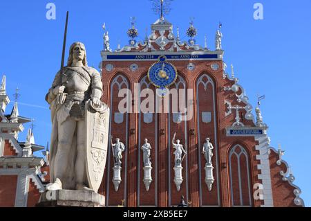 Die wunderschöne Fassade des Hauses der Schwarzen Köpfe, das im 2. Weltkrieg zerstört, aber 1999 wieder aufgebaut wurde, in Riga, Lettland. Stockfoto